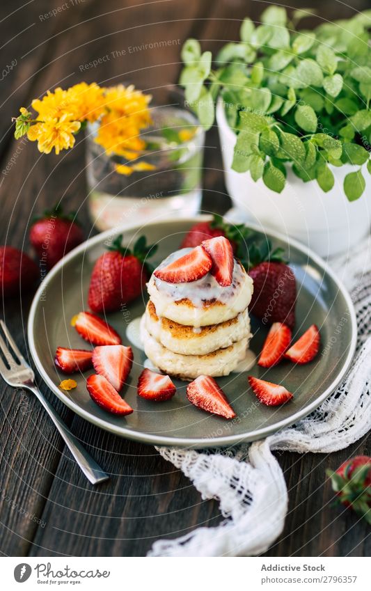 Leckere Pfannkuchen mit Erdbeeren Pancake Rocks Teller Tisch Blume Pflanze Topf Lebensmittel Frühstück Dessert süß lecker Mahlzeit Stapel Feinschmecker Morgen