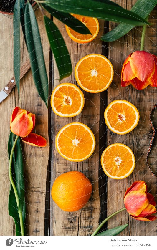 Zusammensetzung der Tulpen und Orangen Tisch Pflanze Topf Messer Frühling Blume geblümt frisch natürlich organisch Jahreszeiten Dekor Holz Nutzholz Oberfläche