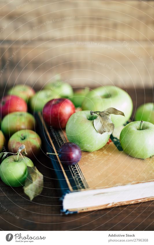 Äpfel und Pflaumen im Buch Apfel Tisch schäbig Herbst reif frisch Lebensmittel Frucht Gesundheit Jahreszeiten alt rustikal Landwirtschaft Vitamin natürlich