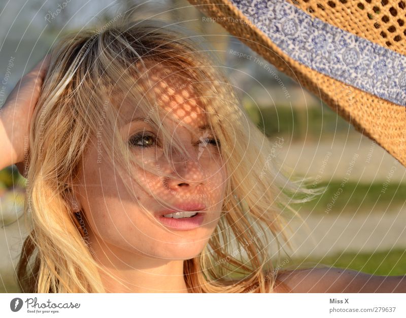 Sonnenhut schön Gesicht Sommerurlaub Sonnenbad Mensch feminin Junge Frau Jugendliche 1 18-30 Jahre Erwachsene Hut blond langhaarig Wetterschutz Zwinkern