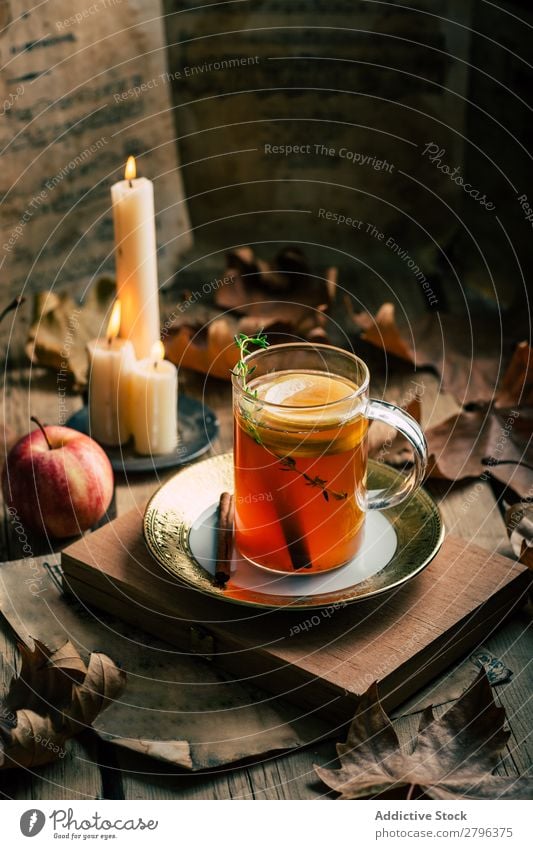 Tee in der Nähe von Kerzen und Äpfeln Apfel Blatt Herbst Tasse Flamme heiß trinken Wärme Getränk Zitrone aromatisch Feuer Dekor Design altehrwürdig retro