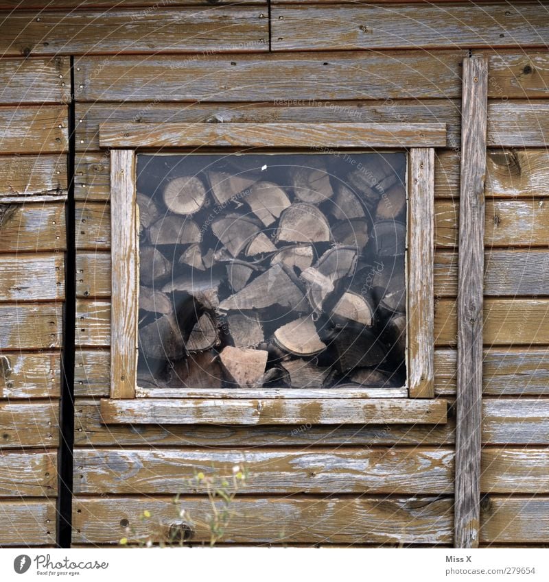 Holz vor der Hütte II braun Brennholz Holzbrett Holzhütte Fenster Vorrat Farbfoto Außenaufnahme Muster Strukturen & Formen Menschenleer