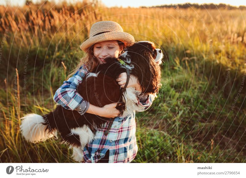 glückliches Kind Mädchen genießt Sommerferien mit ihrem Hund Lifestyle Freude Freizeit & Hobby Spielen Ferien & Urlaub & Reisen Ausflug Abenteuer Freiheit