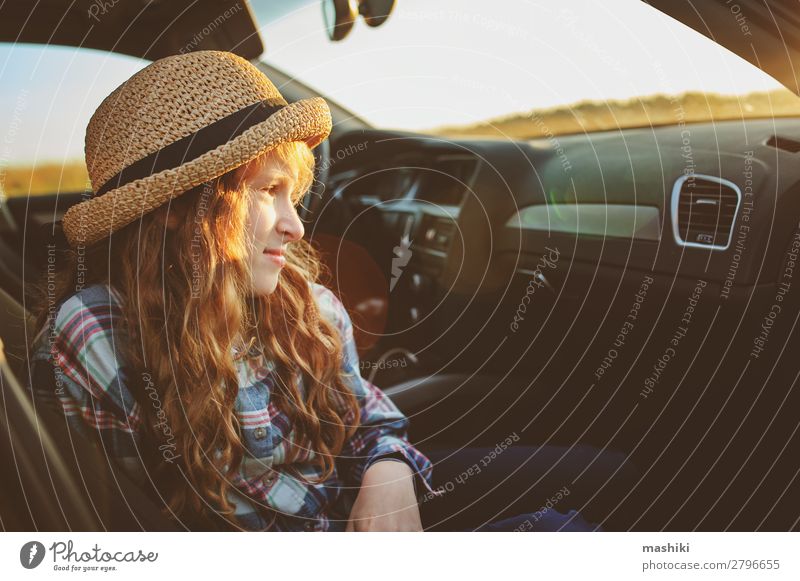fröhliches Kind Mädchen entspannend im Auto während der Sommer-Roadtrip Lifestyle Freude Glück Freizeit & Hobby Spielen Ferien & Urlaub & Reisen Ausflug