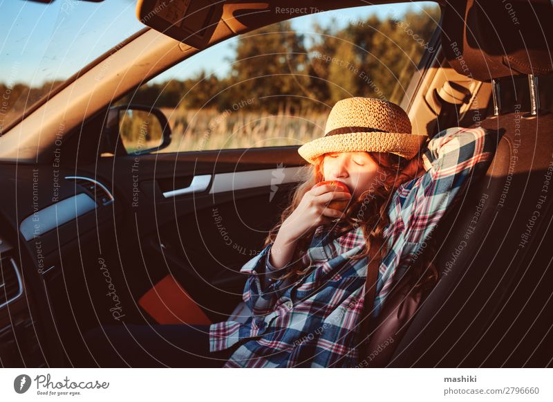 Fröhliches Kind Mädchen isst Apfel im Auto. Lifestyle Freude Glück Freizeit & Hobby Spielen Ferien & Urlaub & Reisen Ausflug Abenteuer Freiheit Expedition
