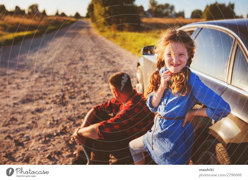 Fotografie Auto Limousine, Kinder helfen Vater beim Radwechsel & aufpumpen  des Reifen´s, 12578060