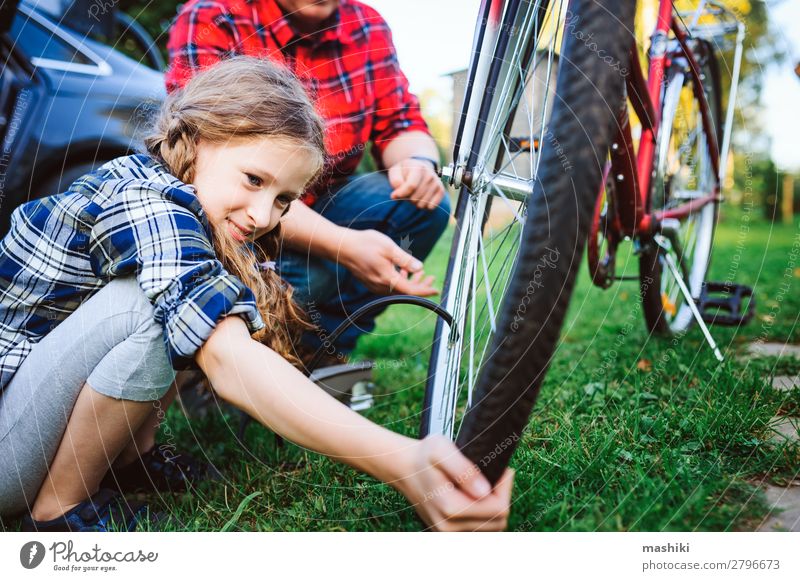 Vater und Tochter beheben Probleme mit dem Fahrrad im Freien Lifestyle Glück Freizeit & Hobby Ferien & Urlaub & Reisen Sommer Sport Kindererziehung Schule