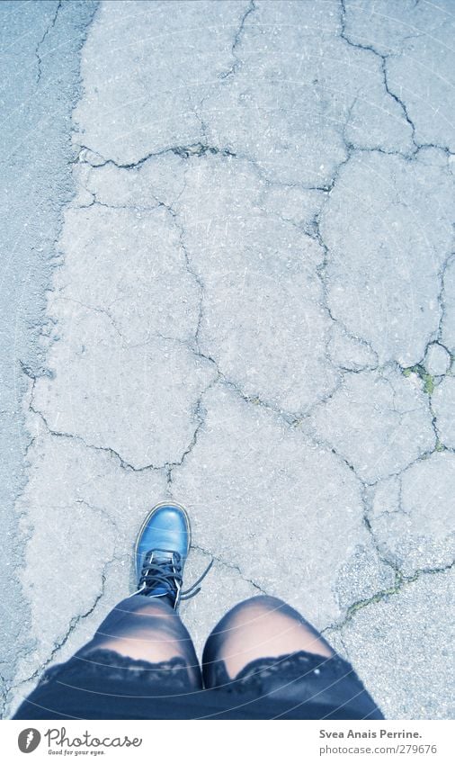 unterwegs. feminin Junge Frau Jugendliche Beine Fuß 1 Mensch 18-30 Jahre Erwachsene Asphalt Straße Rock Kleid Strumpfhose Leggings Schuhe Stiefel