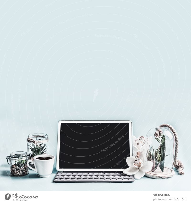 Laptop mock up auf Desktop mit Pflanzen und Kaffeetasse - ein lizenzfreies  Stock Foto von Photocase