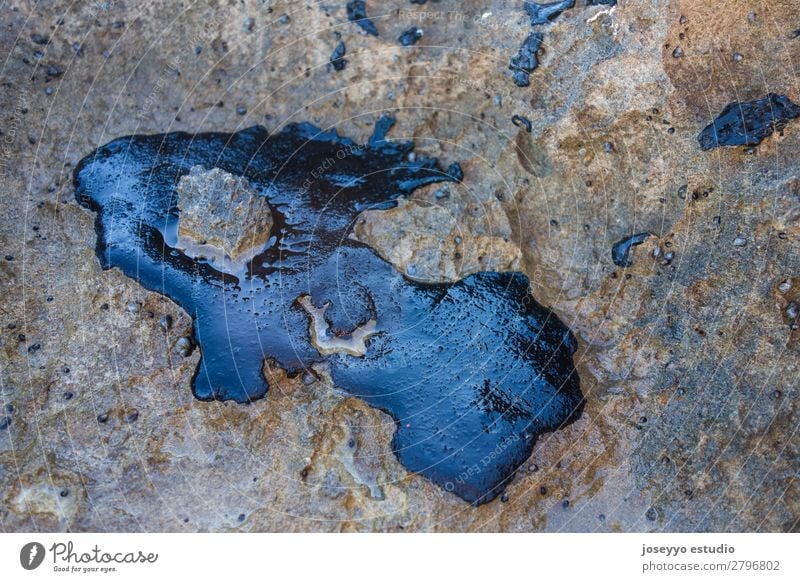 Rohölunfall auf einem Felsen am Strand Industrie Umwelt Sand Küste Stein Erdöl dreckig schwarz Tod Desaster Energie Umweltverschmutzung Blob Chapapapote