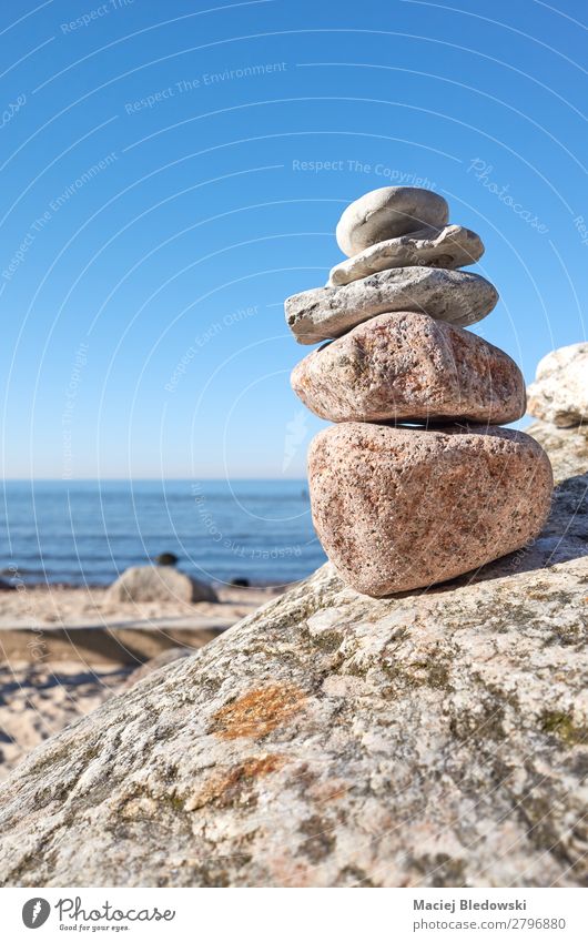 Ein Stapel Steine an einem Strand. harmonisch Zufriedenheit Erholung Meditation Sommer Meer Natur Himmel Felsen blau Akzeptanz Vertrauen Gelassenheit geduldig