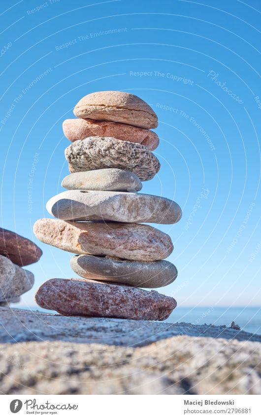 Ein Stapel Steine an einem Strand. Lifestyle harmonisch Zufriedenheit Erholung Meditation Spa Sommer Natur Himmel Felsen Frieden Gelassenheit Idee Gleichgewicht