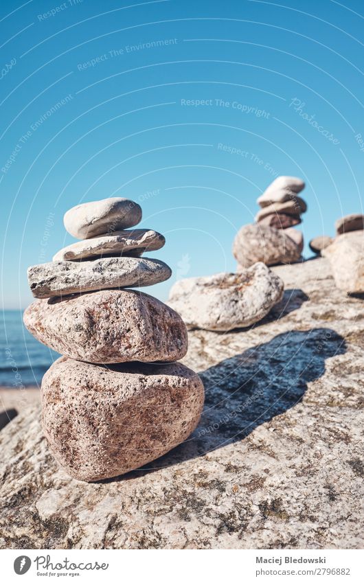 Ein Stapel Steine an einem Strand. harmonisch Zufriedenheit Erholung Meditation Sommer Natur Himmel Felsen Frieden Gelassenheit Gleichgewicht gefiltert Einfluss