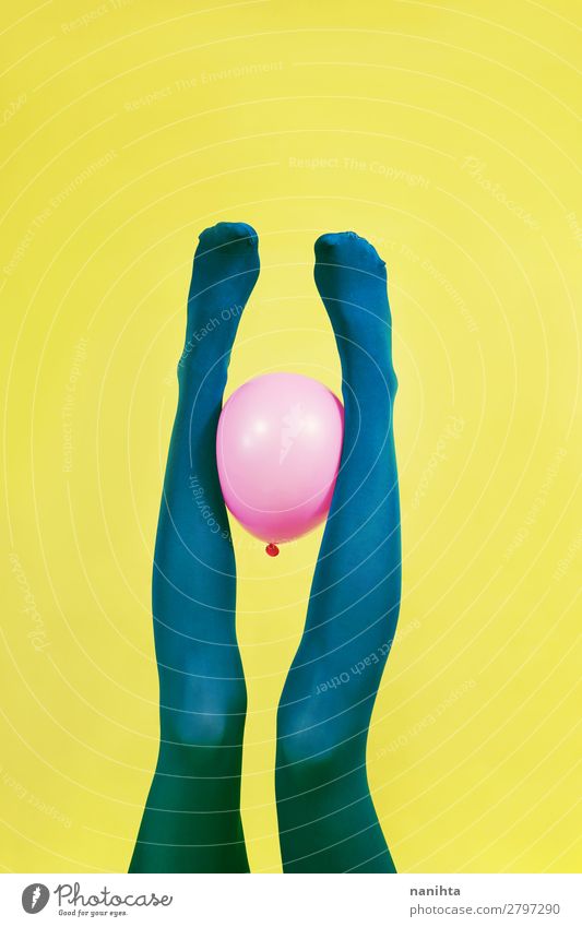 Grüne Beine einer Frau und ein rosa Ballon Design Körper Zufriedenheit feminin Erwachsene Fuß Kunst Strumpfhose Luftballon Coolness Erotik frisch lustig retro