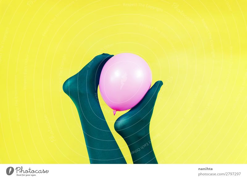 Grüne Beine einer Frau, die einen rosa Ballon hält. Stil Design exotisch Körper Zufriedenheit feminin Erwachsene Fuß Kunst Strümpfe Strumpfhose Luftballon