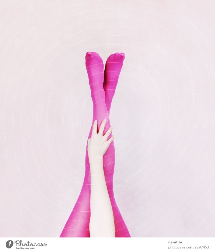 Weibliche Beine in rosa Strumpfhosen Stil Design Freude feminin Frau Erwachsene Mode Unterwäsche Erotik lustig Idee Entwurf konzeptionell Hintergrund