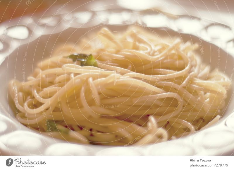 Spaghetti à la Sophie Lebensmittel Teigwaren Backwaren Mittagessen Teller Essen liegen Gesundheit natürlich Wärme braun gelb grün weiß Nudeln Nudelgerichte