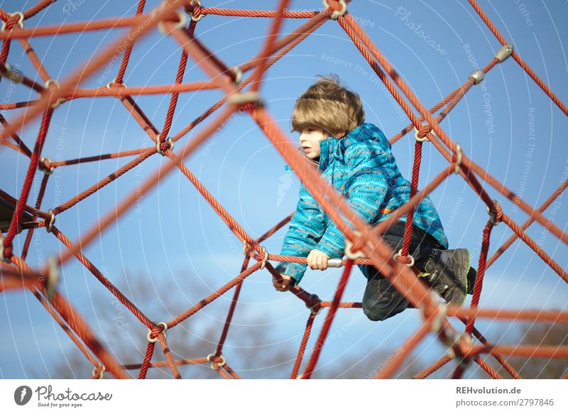 Junge klettert auf dem Spielplatz Freizeit & Hobby Spielen Mensch Kind Kindheit 1 3-8 Jahre Himmel Wolkenloser Himmel Frühling Schönes Wetter Jacke Bewegung