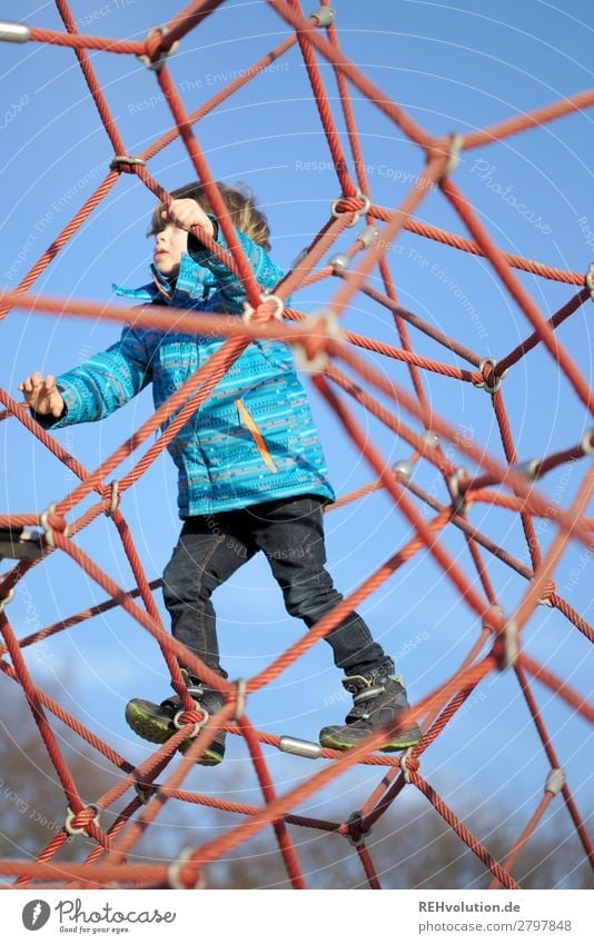 Kind klettert auf dem Spielplatz Freizeit & Hobby Spielen Mensch maskulin Junge 1 3-8 Jahre Kindheit Bewegung Erfolg Gesundheit Glück hoch klein natürlich