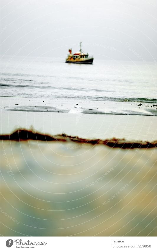 Und sie nannten es "Ostsee" Ferien & Urlaub & Reisen Ferne Meer Wellen Wasser schlechtes Wetter Nebel Fischerboot Sand kalt gelb grau Horizont Pause stagnierend