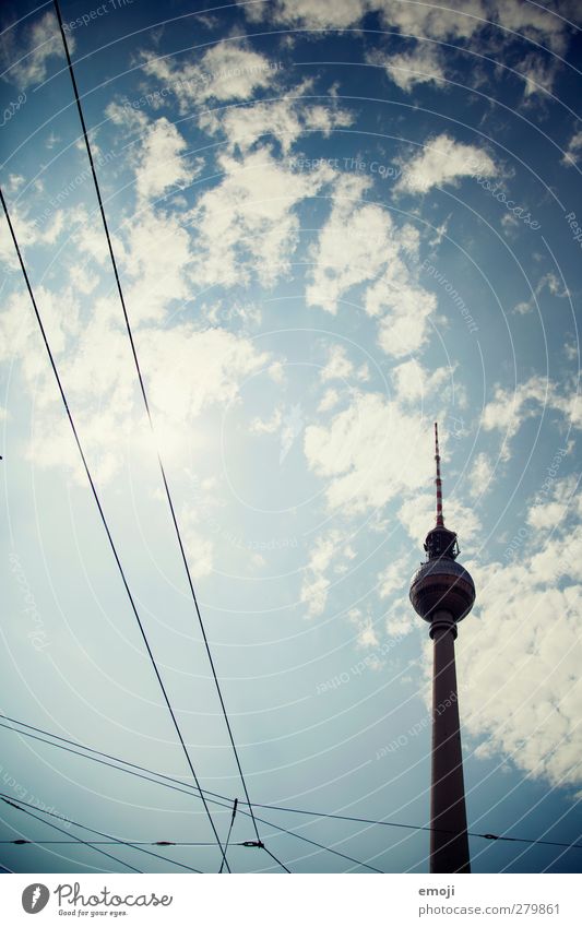[b]eliebt Himmel nur Himmel Schönes Wetter Stadt Hauptstadt Verkehr Verkehrswege außergewöhnlich blau Berliner Fernsehturm Sehenswürdigkeit Farbfoto