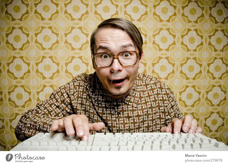 Retro-Charme Student Arbeitsplatz Computer Tastatur maskulin Mann Erwachsene 1 Mensch 30-45 Jahre Hemd Brille brünett Scheitel Kommunizieren schreiben nerdig