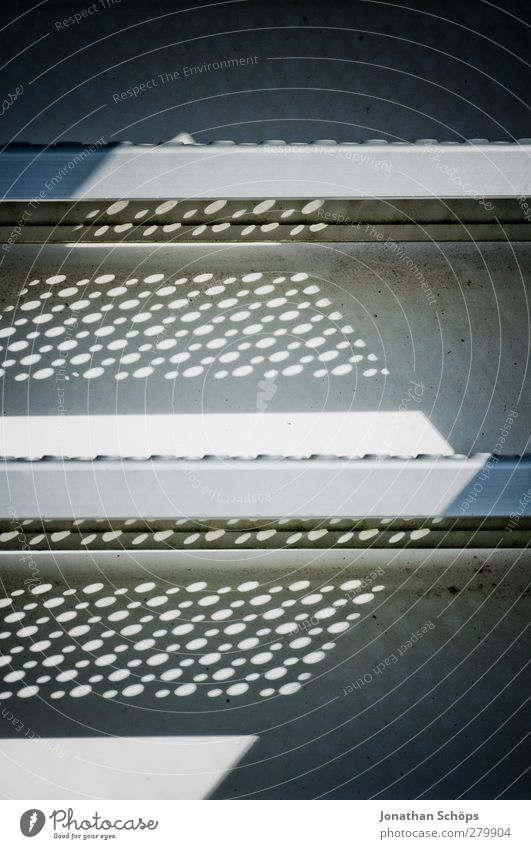 Treppenmuster Verkehr grau Oval Schattenspiel Geometrie Strukturen & Formen gerade Leiter Leitersprosse Lichtpunkt Neigung Sonnenlicht Metall einfach aufsteigen
