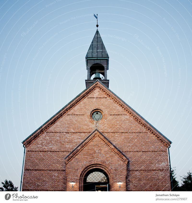 Kirchlein Dorf Kleinstadt Güte Menschlichkeit Wahrheit authentisch Religion & Glaube Kirche Dänemark Wolkenloser Himmel Abenddämmerung Backstein Kirchturm