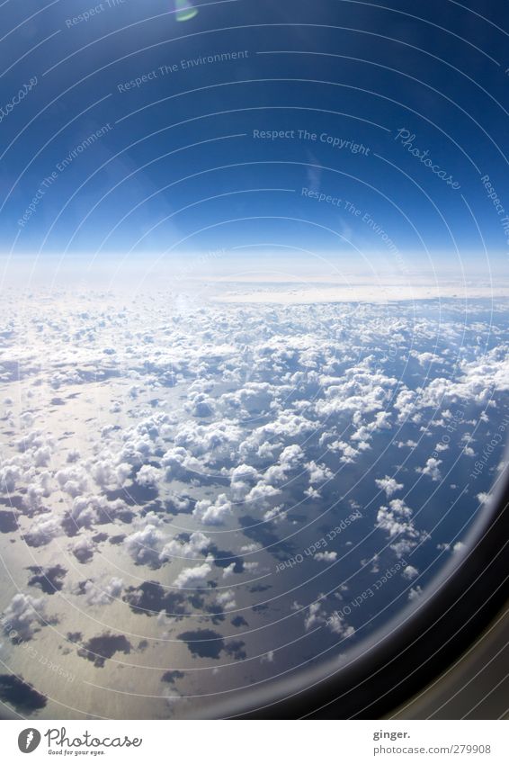 Im Flieger Richtung Kanada Umwelt Luft Wasser nur Himmel Wolken Horizont Sommer Schönes Wetter fliegen hoch Flugzeugfenster viele oben strahlend beschlagen