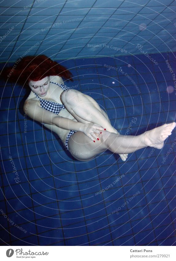 entspannen Körper Maniküre Erholung ruhig Schwimmen & Baden tauchen Im Wasser treiben feminin Junge Frau Jugendliche Erwachsene 1 Mensch 18-30 Jahre Bikini