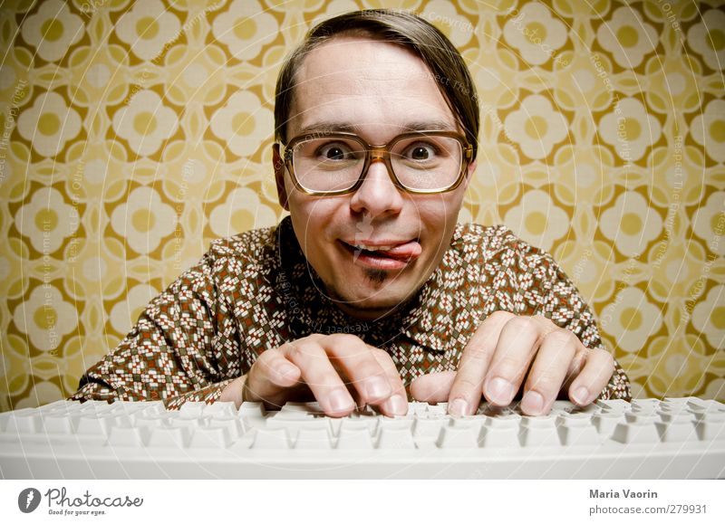 Der Hacker Student Arbeitsplatz Computer Tastatur Internet maskulin Mann Erwachsene 1 Mensch 30-45 Jahre Hemd Brille brünett Scheitel Kommunizieren schreiben