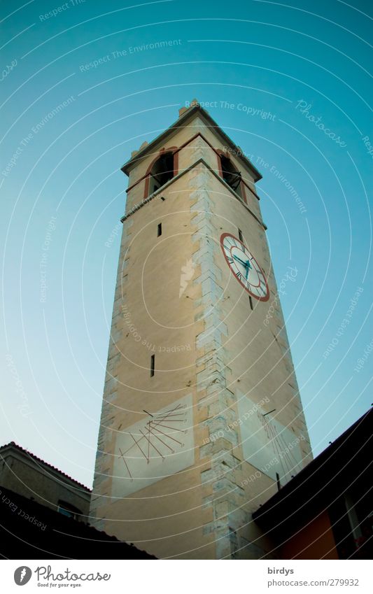 Vieluhrenturm Kirchturmuhr Sonnenuhr Wolkenloser Himmel Kirche ästhetisch eckig historisch hoch Stadt Verlässlichkeit Pünktlichkeit Religion & Glaube Höhe