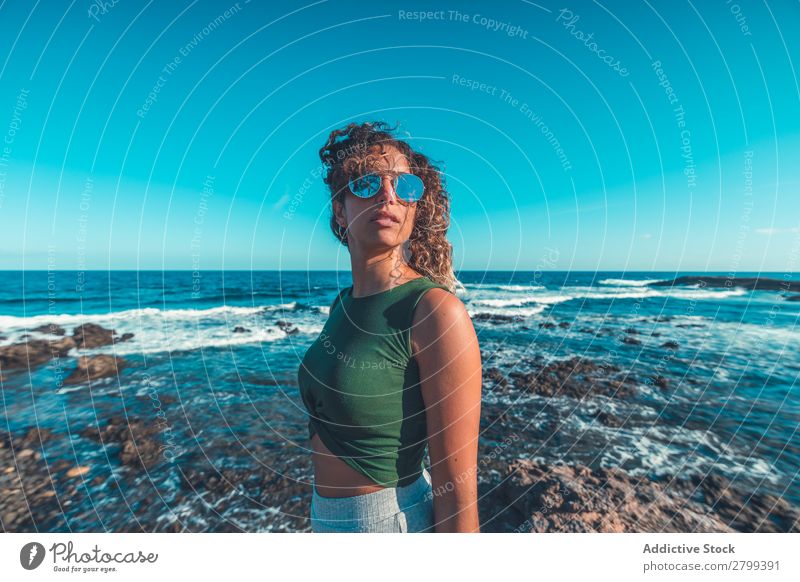 Stilvolle Frau am Meer stehend Küste träumen Lifestyle Freizeit & Hobby ruhen Erholung Wellen Wasser trendy lässig Sonnenbrille Himmel blau Schönes Wetter Dame