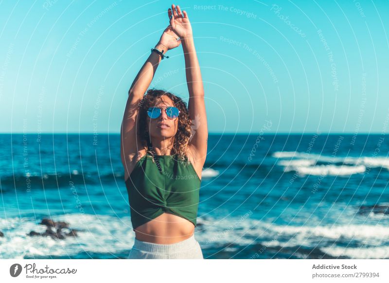 Stilvolle Frau am Meer stehend Küste träumen Lifestyle Freizeit & Hobby ruhen Erholung Wellen Wasser trendy lässig Sonnenbrille Himmel blau Schönes Wetter Dame