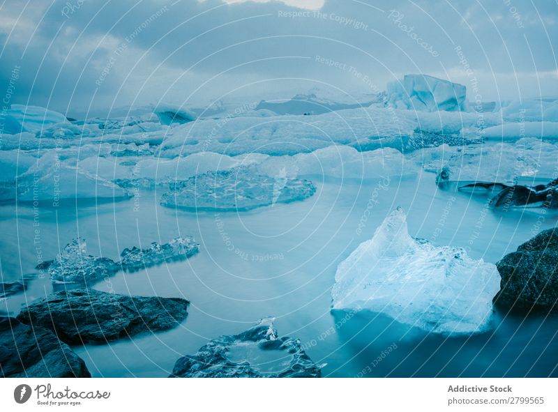 Majestätische Eisberge in ruhigem blauem Wasser Island Gletscher Meer Norden Langzeitbelichtung Kristalle anschaulich Natur natürlich Landschaft Frieden schön