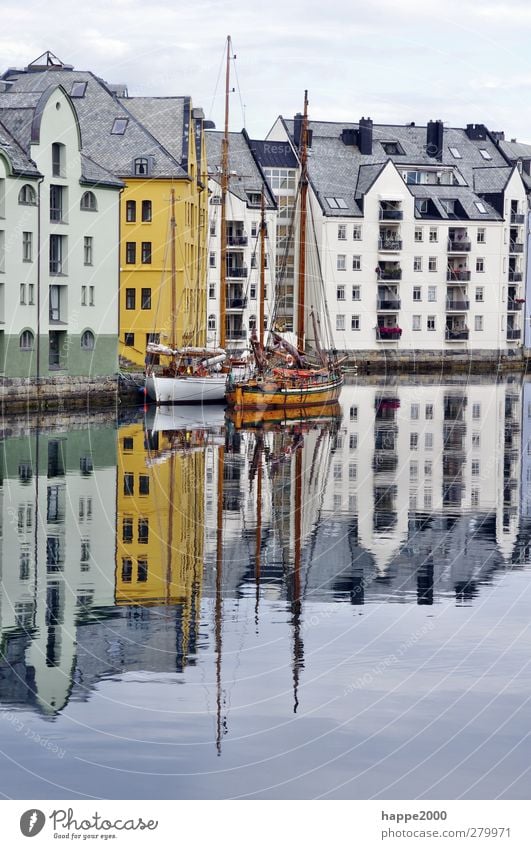 Hafen Alesund Norwegen Fischerdorf Stadt Menschenleer Haus Fassade Sehenswürdigkeit Segelboot Segelschiff blau braun gold weiß Farbfoto Außenaufnahme Tag