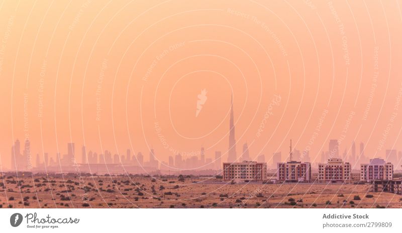 Nebliger Himmel über der Stadt in der Wüste Großstadt Aussicht Dunst Sand Vereinigte Arabische Emirate Ferien & Urlaub & Reisen Landschaft Tourismus Gebäude