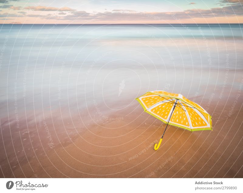 Sonnenschirm am Strand in der Nähe des Meeres Regenschirm Sonnenuntergang Abend Himmel Wolken Wellen Ferien & Urlaub & Reisen Küste Sand Ausflug Tourismus
