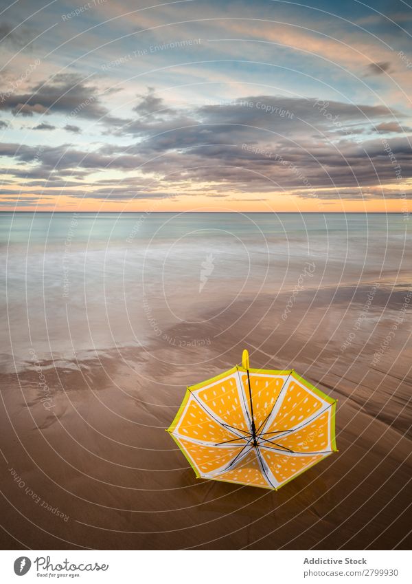 Sonnenschirm am Strand in der Nähe des Meeres Regenschirm Sonnenuntergang Abend Himmel Wolken Wellen Ferien & Urlaub & Reisen Küste Sand Ausflug Tourismus