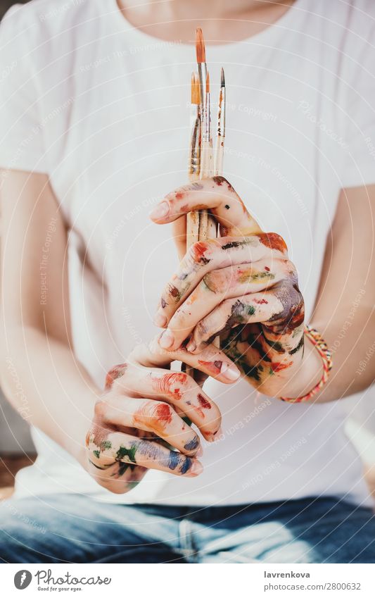 Nahaufnahme der bemalten Frauenhände mit Pinseln Erwachsene Einsamkeit Bürste Entwurf Kreativität Design Designer Detailaufnahme Bildung Schule Gerät Junge Frau