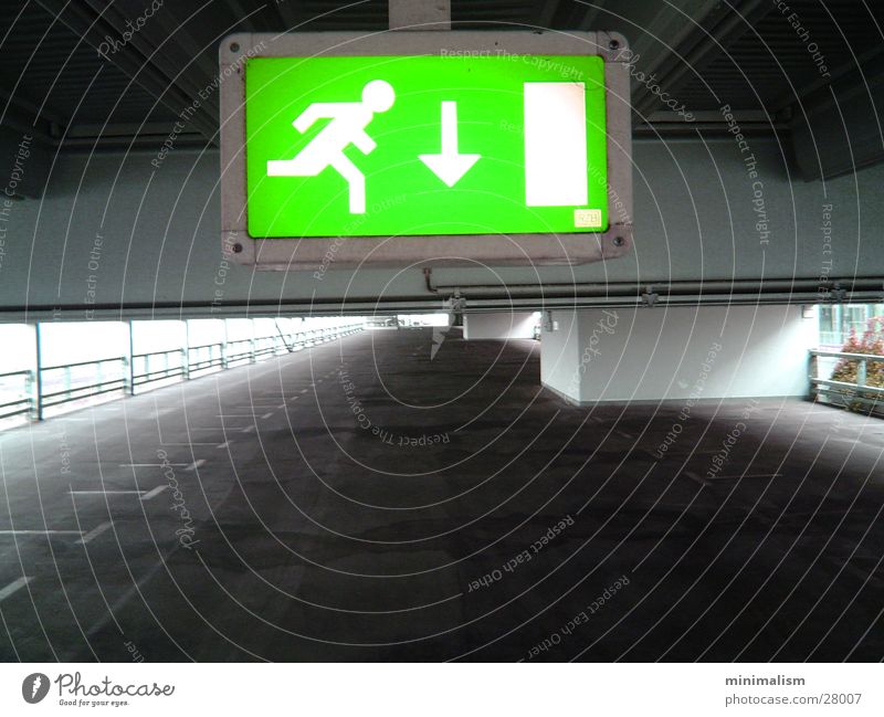 geradeaus, nach 250m rechts.. Parkhaus Ausgang Richtung grün leer Lampe Verkehr Schilder & Markierungen Hinweisschild