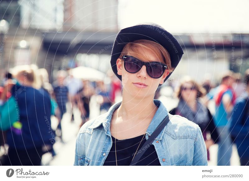 verlie[b]t in feminin Junge Frau Jugendliche 1 Mensch 18-30 Jahre Erwachsene Sonnenbrille Hut Coolness schön einzigartig Platz Menschenmenge Farbfoto