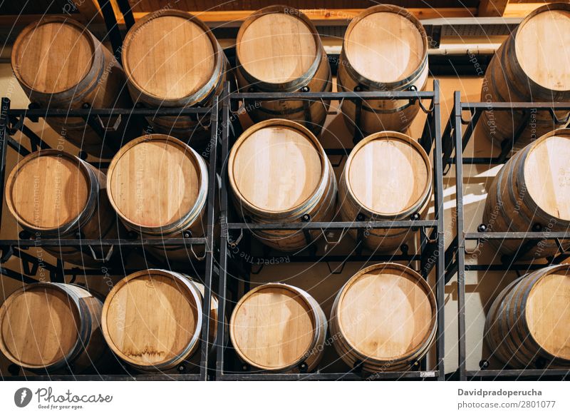 Holzweinfässer, die in einem Weingut während des Gärungsprozesses gelagert werden. Keller Fässer altehrwürdig Eiche Lager trinken Getränk Fass Geschmack