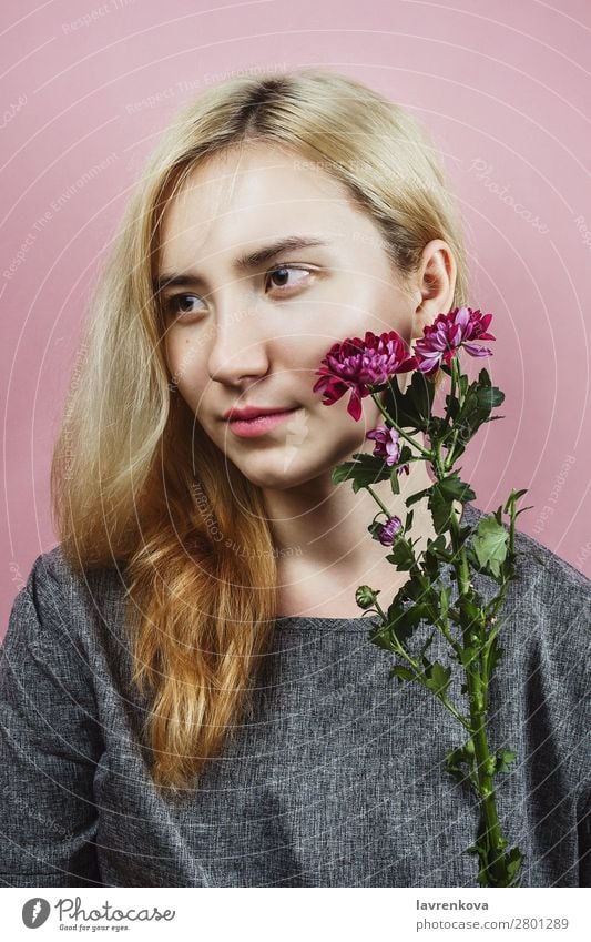 Blumenporträt einer Frau mit blonden Haaren auf rosa Dame hübsch Blumenstrauß Chrysantheme Pastellton Frühling Blüte geblümt Mode Model Beautyfotografie