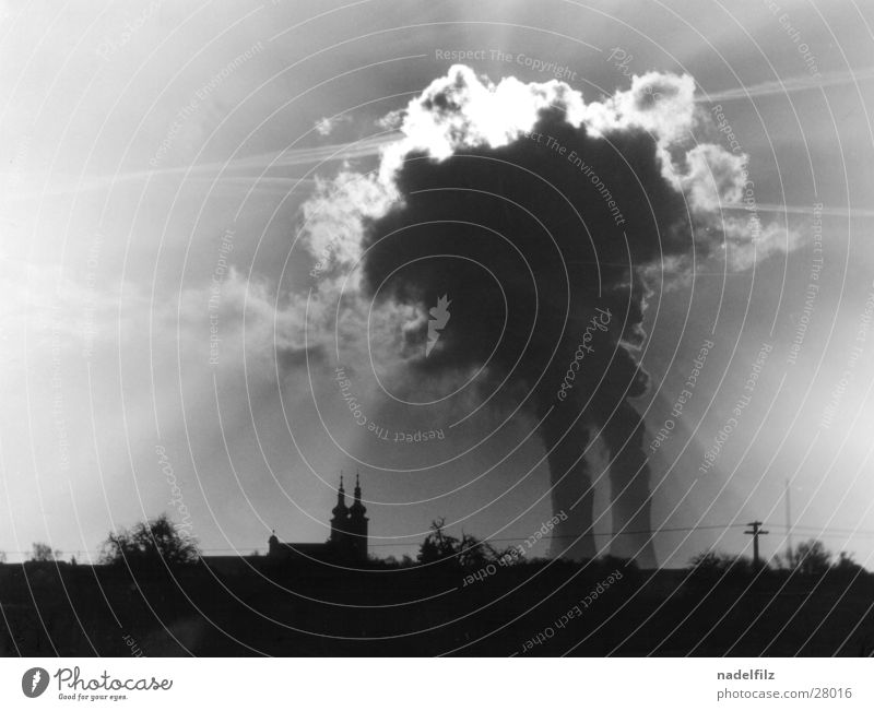 dorf Kernkraftwerk Dorf Wolken Gegenlicht Endzeitstimmung dunkel nuklear Industrie Religion & Glaube Silhouette