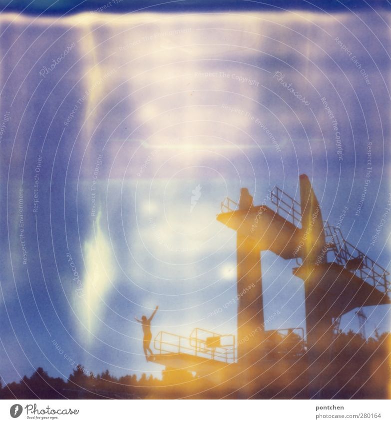 Polaroid zeigt Menschen auf einem Sprungturm. Mensch vorm springen. Mut Jugendliche Mann Erwachsene 1 stehen Sprungbrett Freibad Sommerurlaub Himmel blau Baum