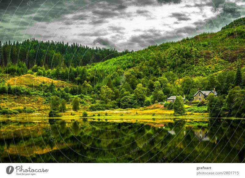 Einsames Haus an ruhigem See in Schottland verlassen schön gebäude bungalow wolken wolkig destination reiseziel umwelt wald tal großbritannien grün hügel haus