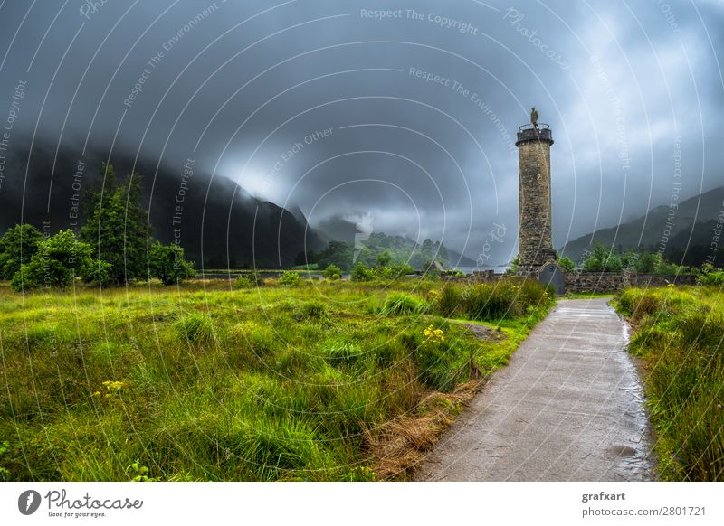 Glenfinnan Monument am Loch Shiel in Schottland bonnie prince charly charles clan wolken wolkig säule reiseziel destination umwelt nebel nebelig wald glen