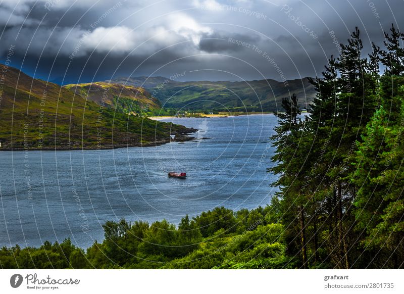 Küste mit Fähre auf der Isle of Skye in Schottland atlantik hintergrund strand boot schön gebäude kanal klippen wolken wolkig küste küstenlandschaft strömung