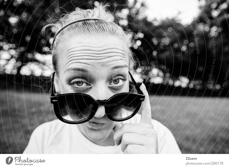 What´s up? Stil maskulin Junge Frau Jugendliche 18-30 Jahre Erwachsene Landschaft Sonnenbrille beobachten Blick blond Coolness frech Neugier trashig Stadt